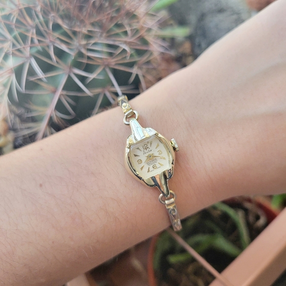 Vintage Swiss Herlin Gold Dainty Quartz Classic Square Stretch Watch main image 14